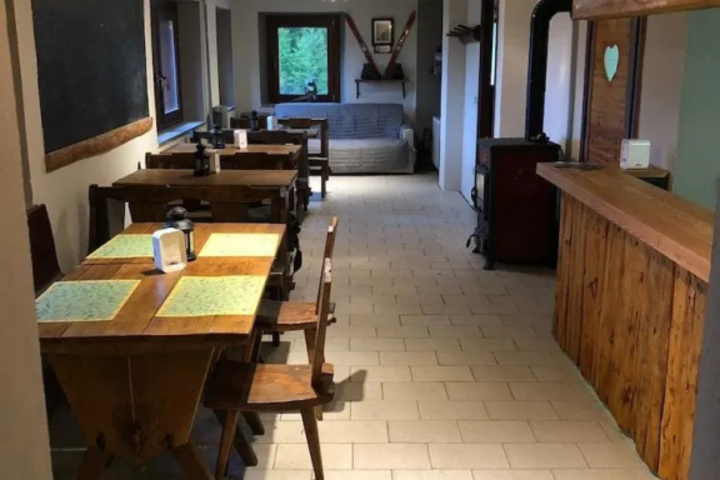 Dining 8 of 9