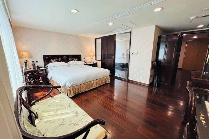 Room 105 of 216