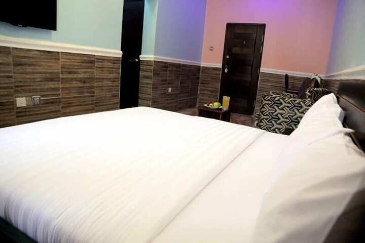 Room 2 of 39