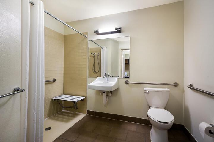 Mobility Accessible Studio Suite Queen Bathtub (27 of 30)