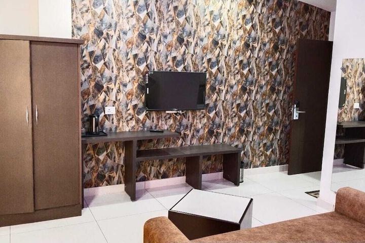 Room 2 of 28