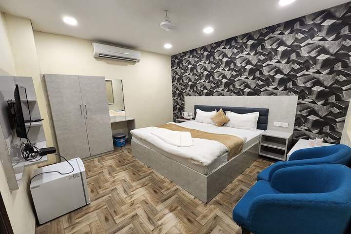 Room 6 of 28