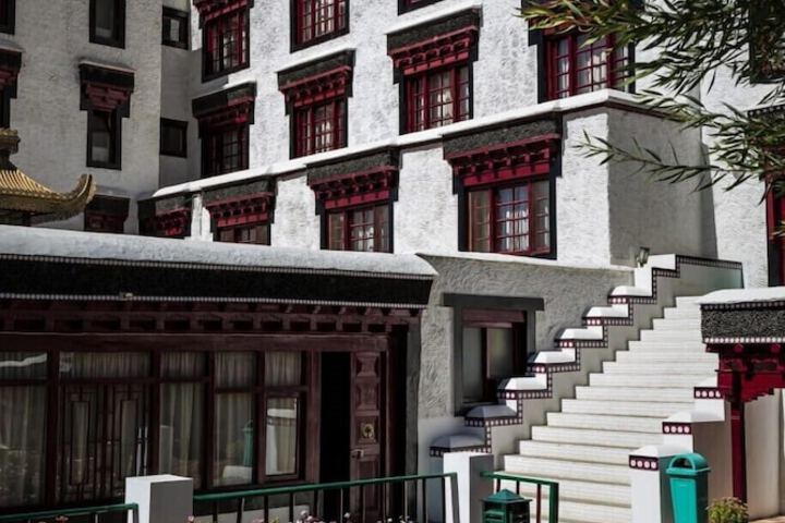 Hotel Exterior 23 of 27