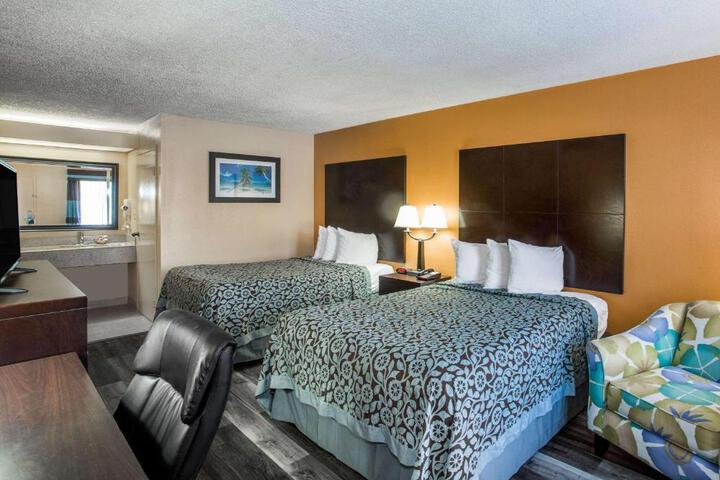 1 Queen Bed Accessible (7 of 10)