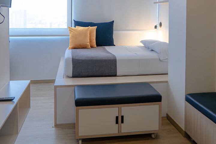 Room 34 of 108