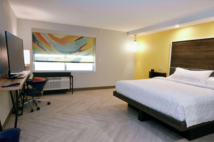 1 King Bed (4 of 16)