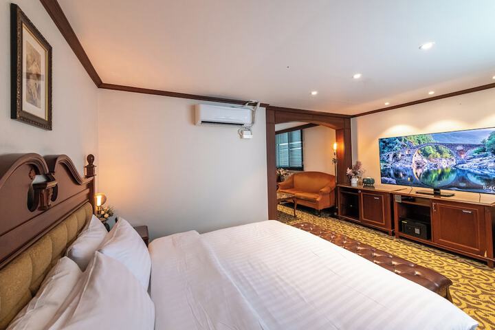 Room 13 of 100