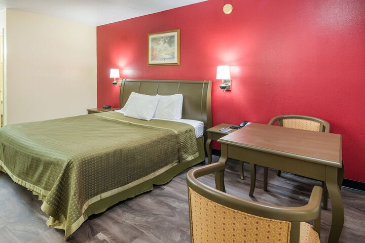 1 King Bed (5 of 6)