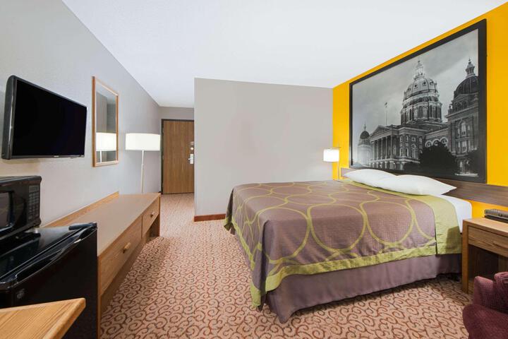 1 Queen Bed (9 of 12)