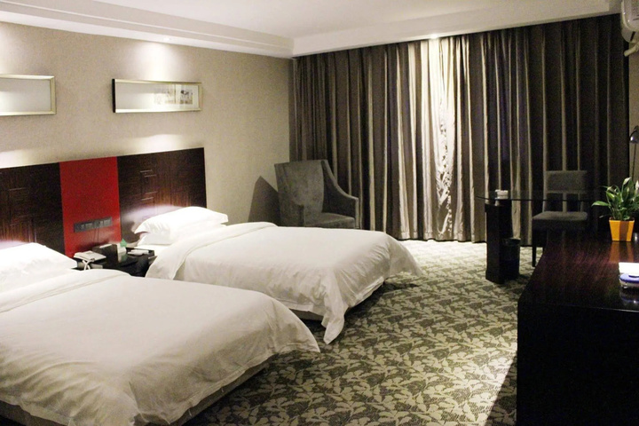 Room 6 of 10