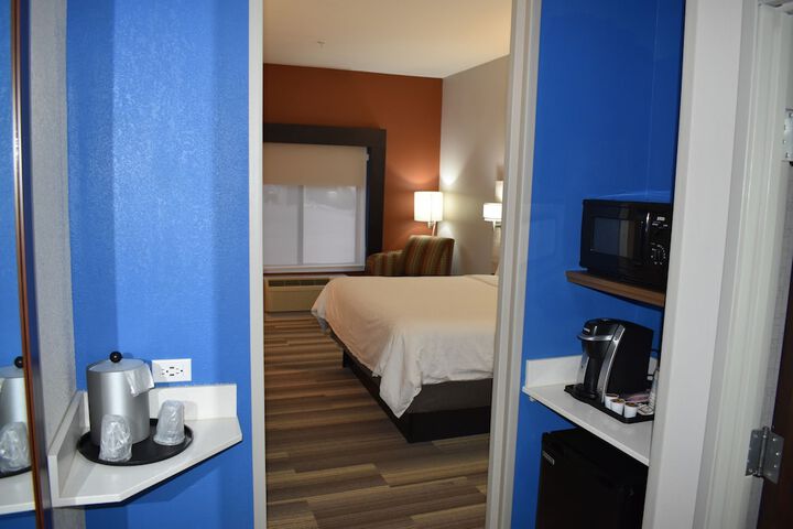 1 King Bed (3 of 18)