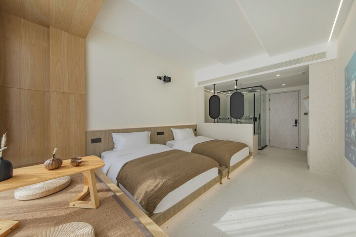 Room 8 of 119
