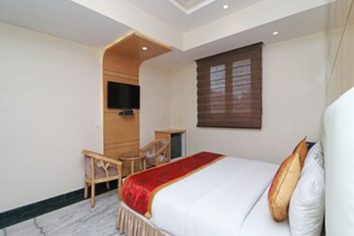 Room 6 of 24