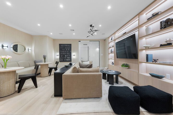 Lounge 610 of 626
