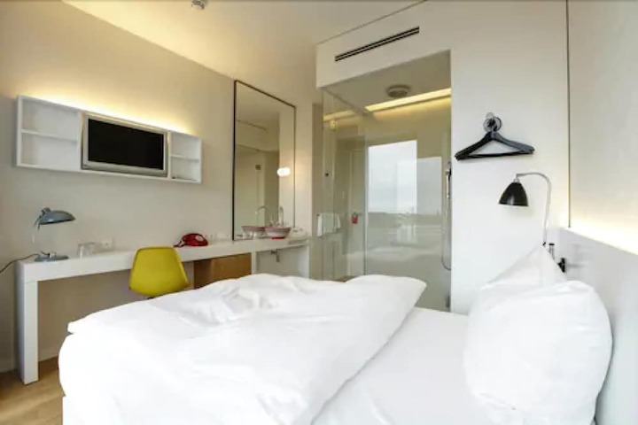Room 6 of 35