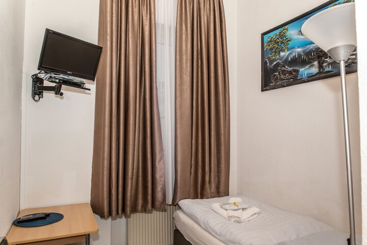 Room 3 of 52