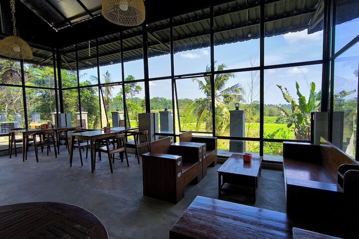 Dining 8 of 12