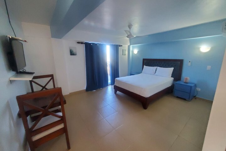 Room 21 of 102