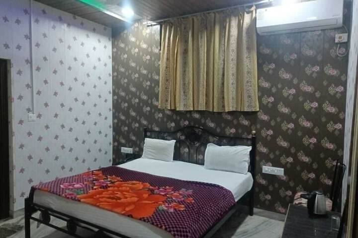 Room 6 of 16