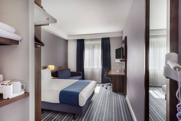 Room 4 of 51