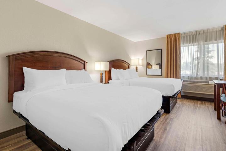 2 Queen Beds (13 of 17)
