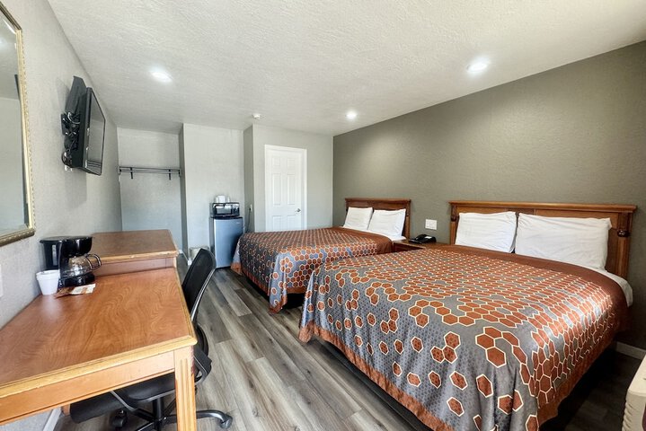 2 Queen Beds (10 of 10)