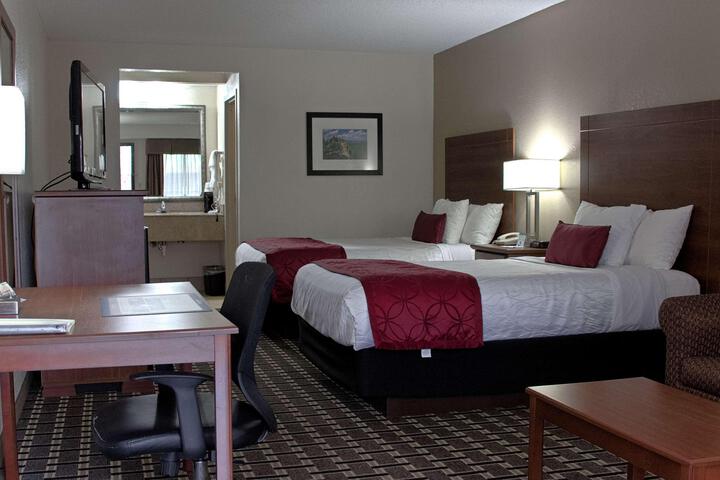 2 Queen Beds Microwave and Refrigerator WiFi Continental Breakfast (13 of 21)