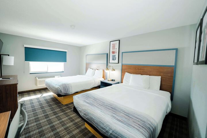 2 Queen Beds (12 of 15)
