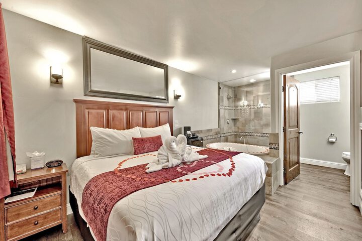 1 Queen Bed (2 of 4)