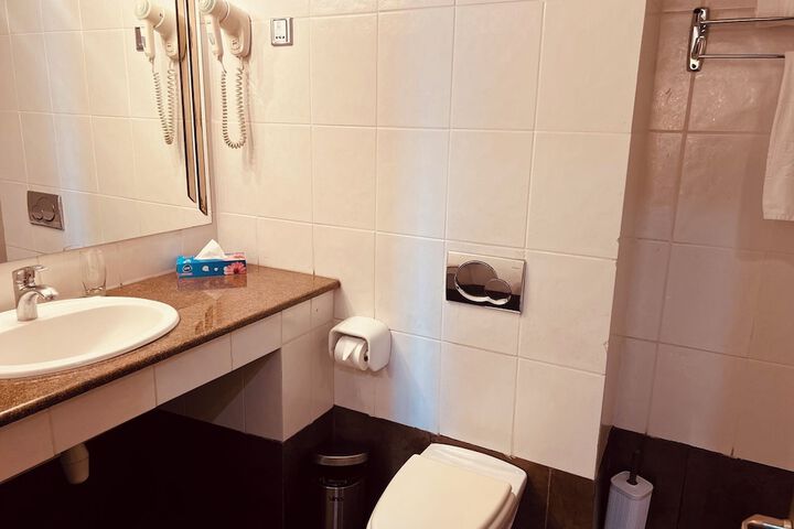Room 72 of 116