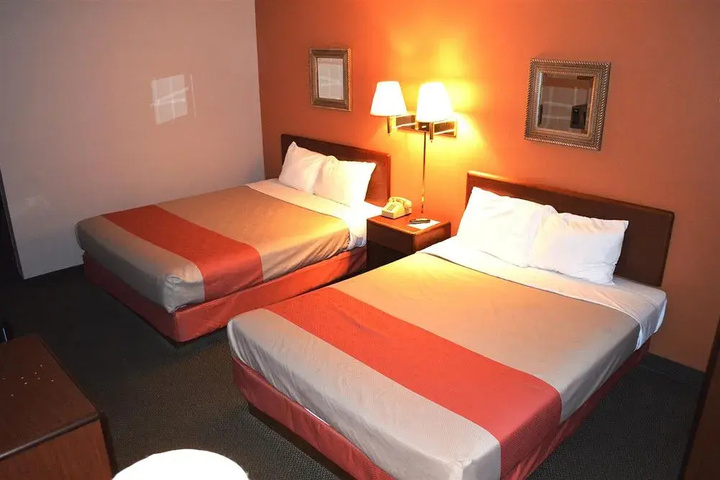 Room 5 of 11