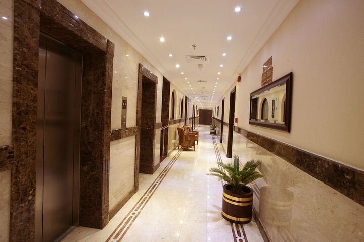 Ballroom/Hall 35 of 40