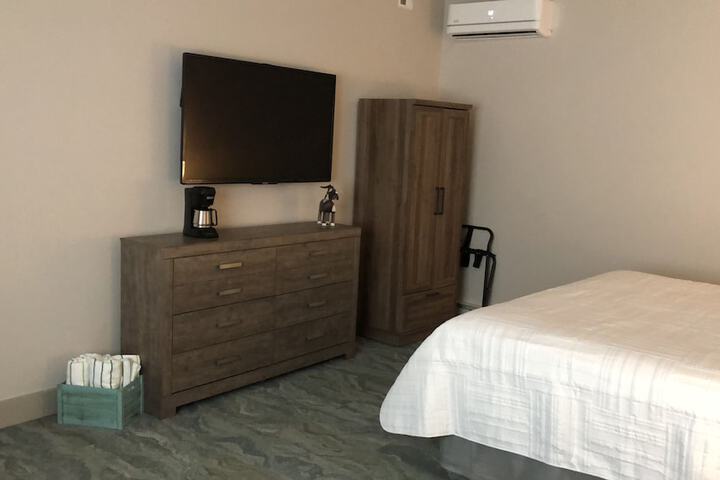 Deluxe Quadruple Room 1 King Bed with Sofa Bed (5 of 6)
