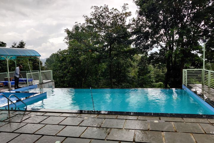Pool 33 of 64