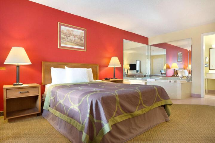1 Queen Bed (7 of 8)
