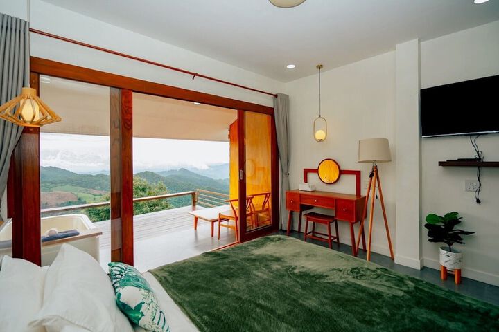 Room 6 of 13
