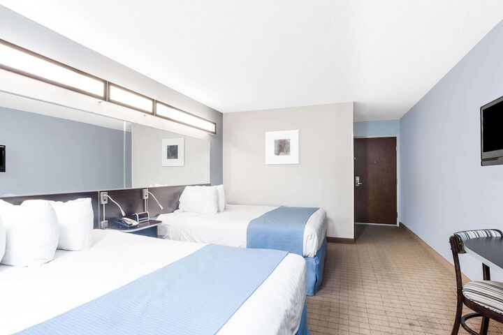 1 Queen Bed (1 of 10)