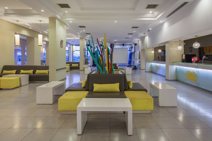 Lounge 31 of 45