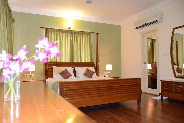 Room 8 of 33