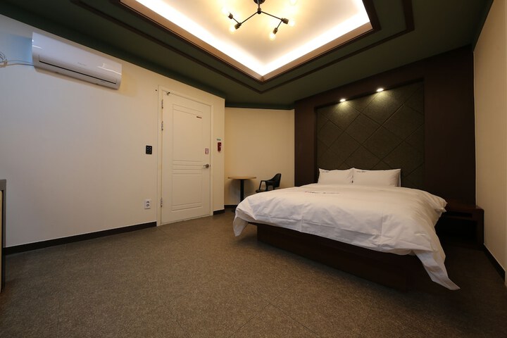 Room 6 of 9