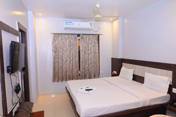 Room 11 of 28