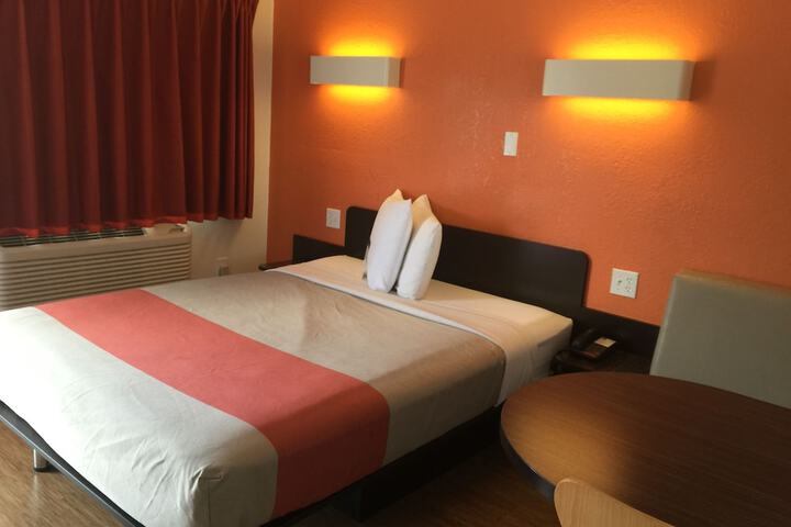 1 Queen Bed (10 of 24)