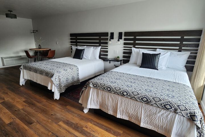 2 Queen Beds Kitchenette (7 of 16)