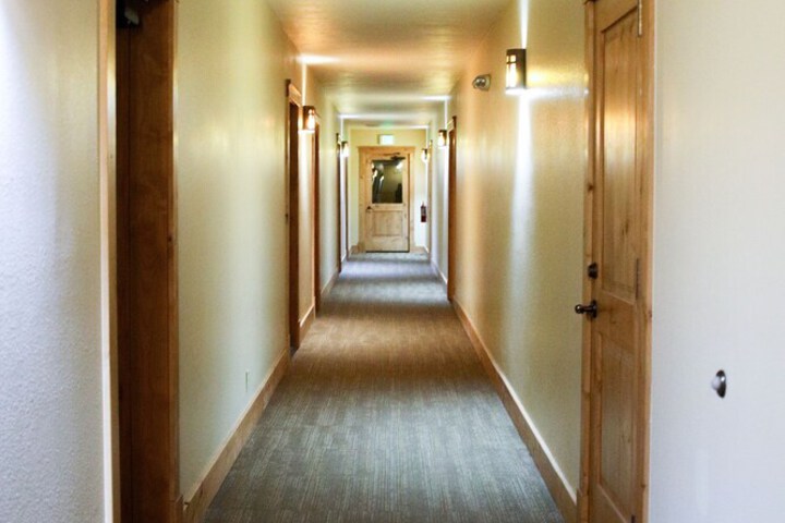 Ballroom/Hall 27 of 32