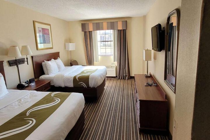 2 Queen Beds (6 of 12)
