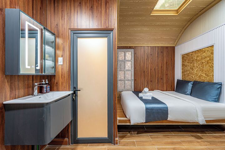 Room 7 of 33