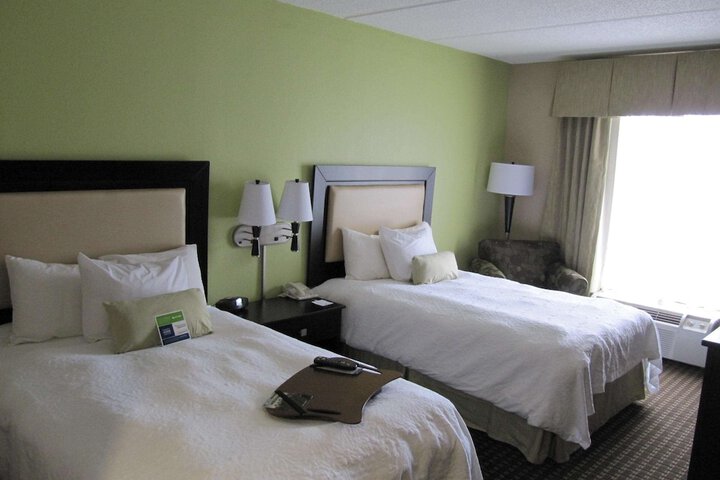 2 Queen Beds (3 of 4)