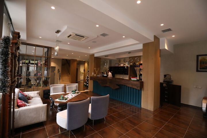 Lounge 77 of 86