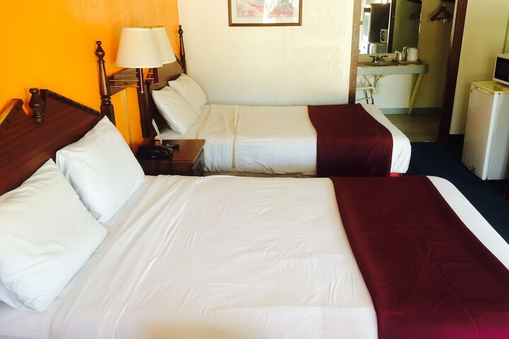 2 Double Beds (1 of 5)