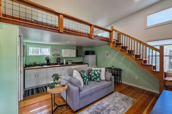 Pacheco / martinez Studio: 22 Mi to Dtwn Oakland!